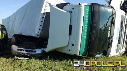 O krok od tragedii. Osobówka przygnieciona przez tira.