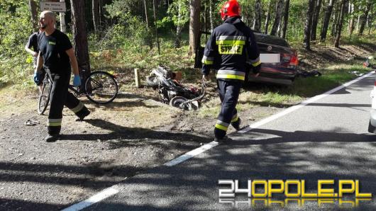 Zderzenie motocykla i osobówki na DK 45. Nie żyje kobieta