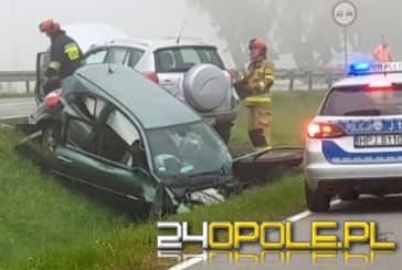 Czołowe zderzenie podczas wyprzedzania. Jedna z rannych zakleszczona w pojeździe