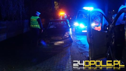 Niebezpiecznie na drogach. W Kotorzu Małym kobieta wjechała w drzewo