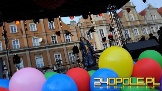Pod opolskim ratuszem trwa zabawa pod sceną. Zakończy ją pokaz laserowy