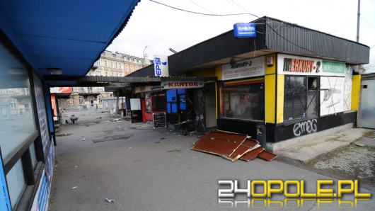 Runęły pamiętliwe czworaki przy dawnym PKS