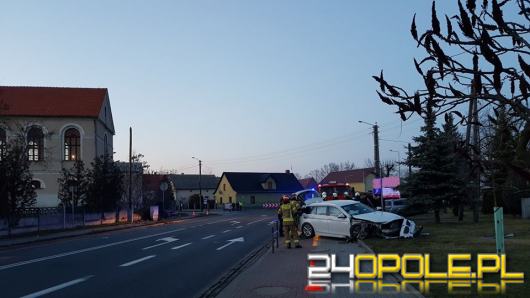 BMW wypadło z drogi i uderzyło w betonowy płot. Dużo szczęścia miał kierowca...