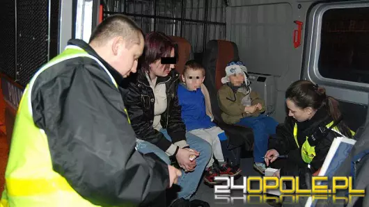 Pijana matka na ulicy z dwójką małych dzieci