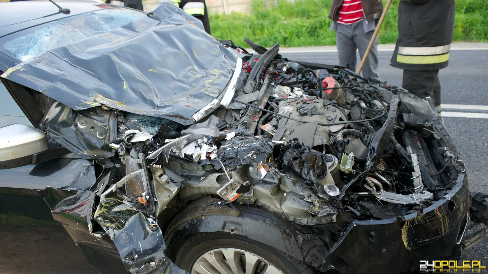 Ford zmiażdżony między dwoma ciężarówkami