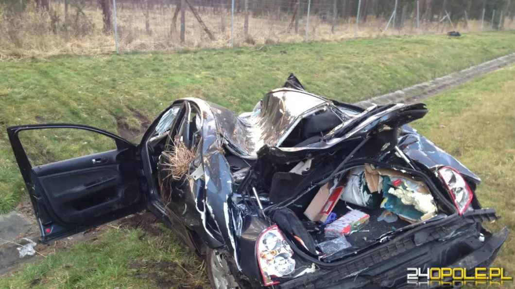 Groźne dachowanie na autostradzie A4