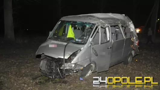 Bus dachował podczas wyprzedzania