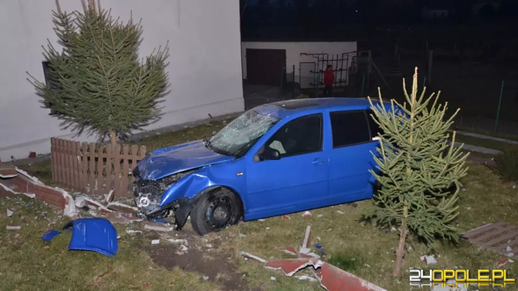 Volkswagen staranował ogrodzenie posesji w Ptakowicach