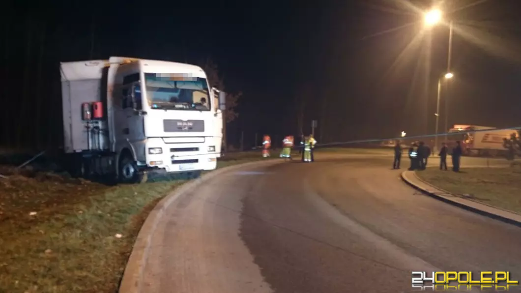 Kierowca ciężarówki wypadł z drogi na autostradzie A4!