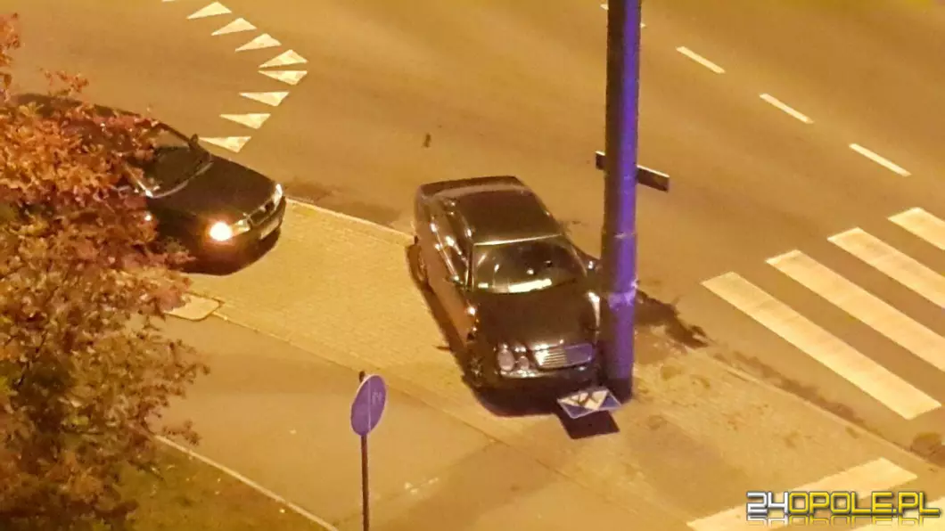Jechał za szybko, uderzył w latarnię