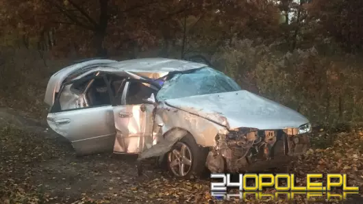Kierowca mazdy wjechał w słup przed przejazdem kolejowym
