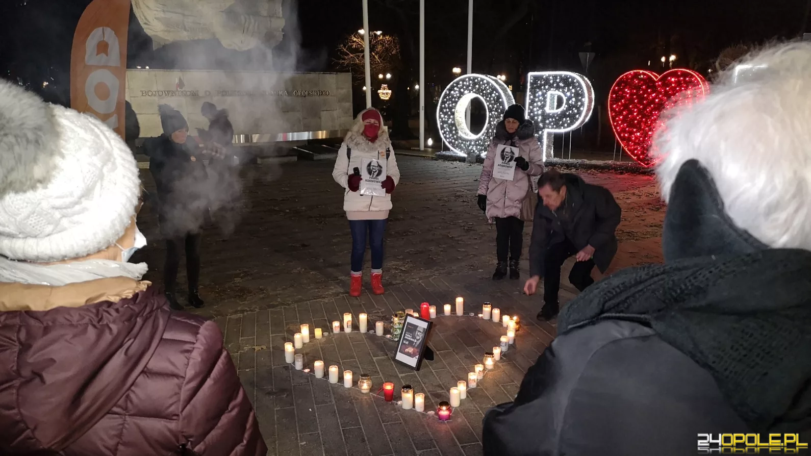 Opolanie pamiętają. Serce ze zniczy na Placu Wolności w Opolu