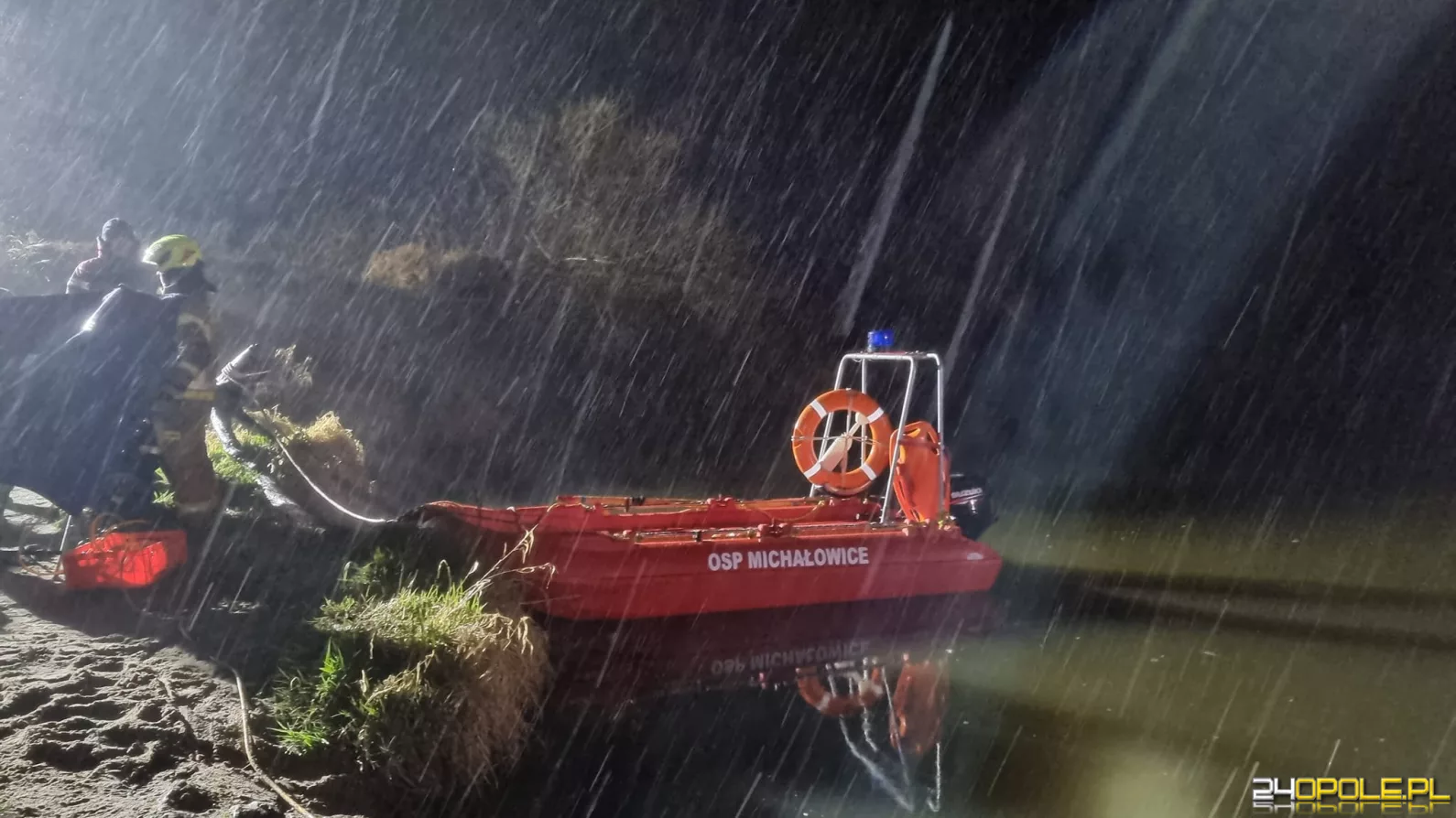 Mężczyzna miał wskoczyć do rzeki. Nocne działania straży w powiecie brzeskim