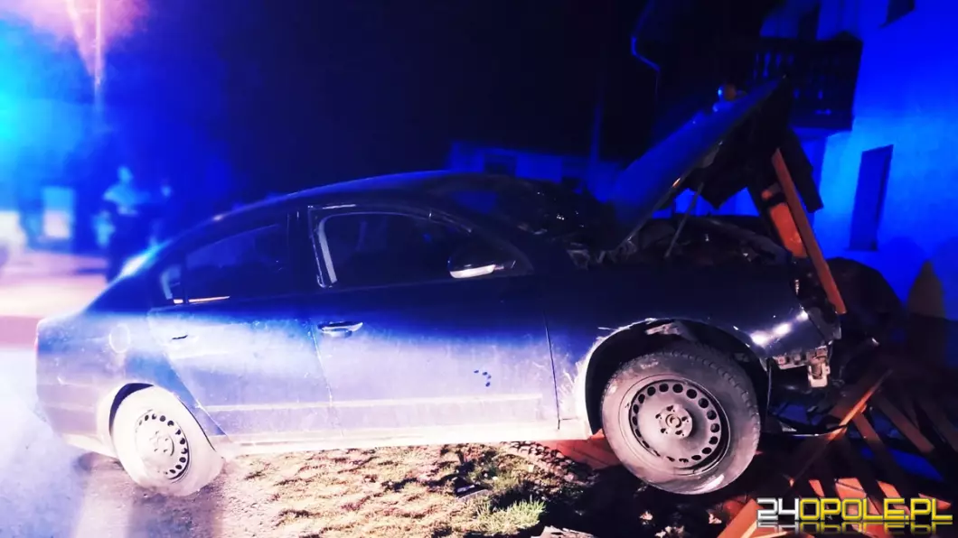 Wjechał w posesję i uciekł z miejsca zdarzenia - okazał się nietrzeźwy i poszukiwany