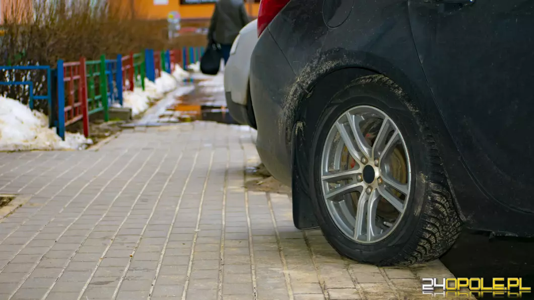 Prawo drogowe. Koniec z parkowaniem na chodniku. Będziemy parkować na drodze dla pieszych