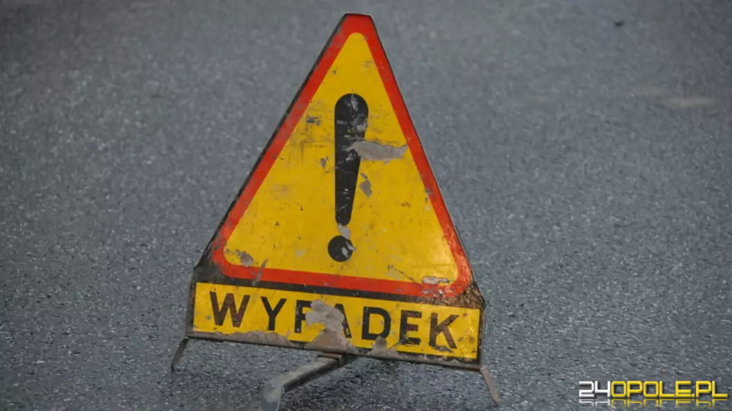 Motocykl wbił się w ciężarówkę na dw 459. Dwie osoby są w stanie ciężkim
