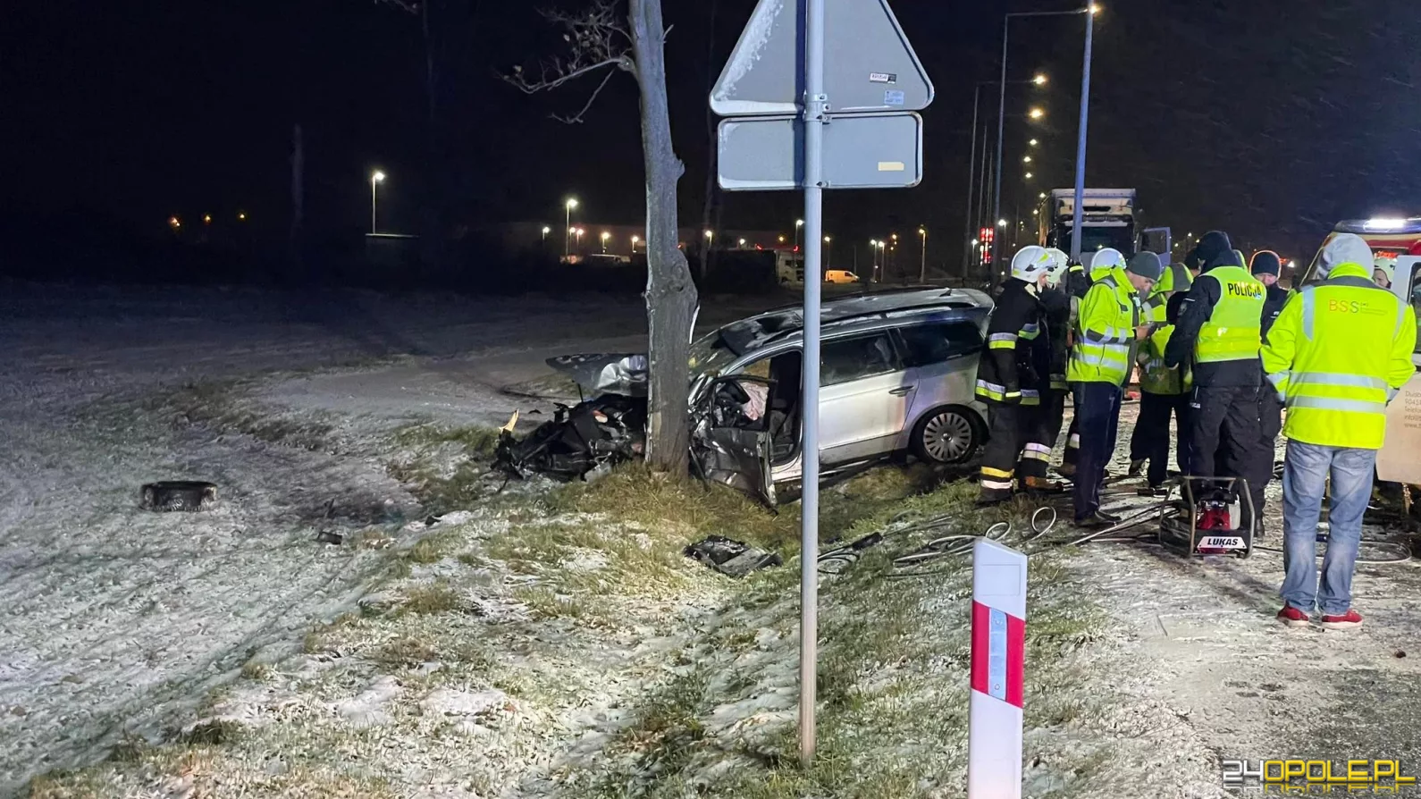 4 osoby trafiły do szpitala po zderzeniu busa z osobówkami na DK 46