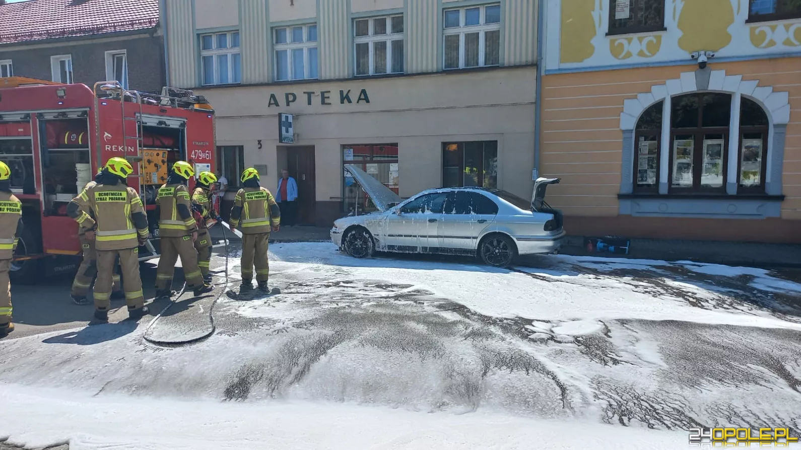 Pożar samochodu w Gorzowie Śląskim. Auto płonęło na rynku