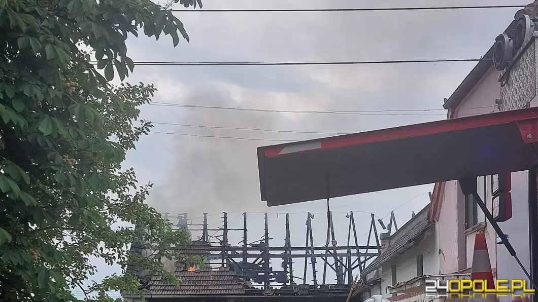 Pożar stodoły w gminie Niemodlin. Spłonął dach