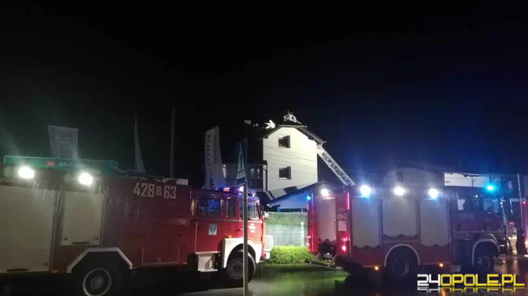 Pożar w Reńskiej Wsi. Dach zapalił się od uderzenia pioruna