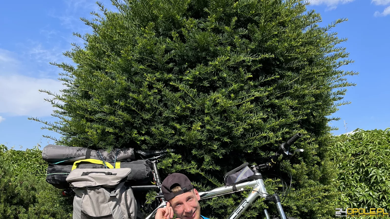 Jedzie przez Polskę na rowerze zachęcając do wsparcia schroniska w Opolu
