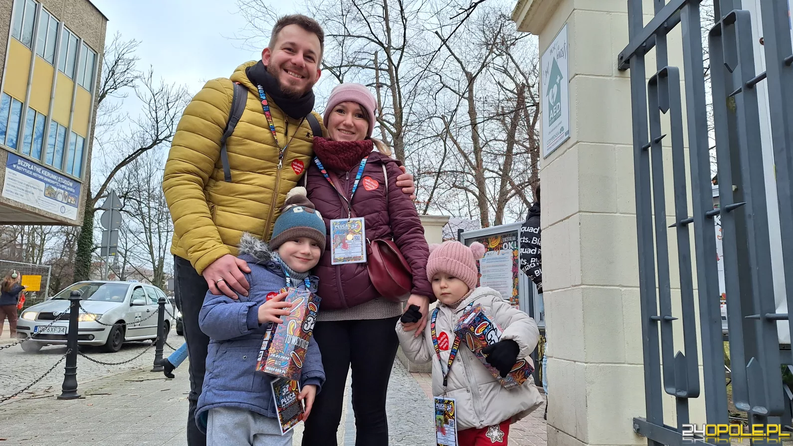 Po długiej przerwie rozpoczynają od wspólnego zdjęcia! Wolontariusze rozpoczynają kwestę!