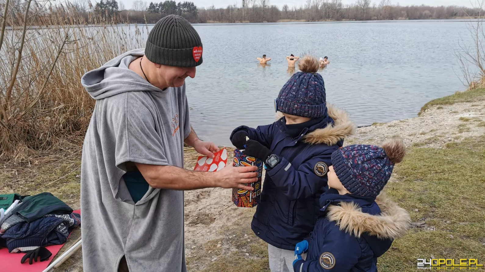 Kwestują nawet w wodzie! To jedni z najtwardszych wolontariuszy!