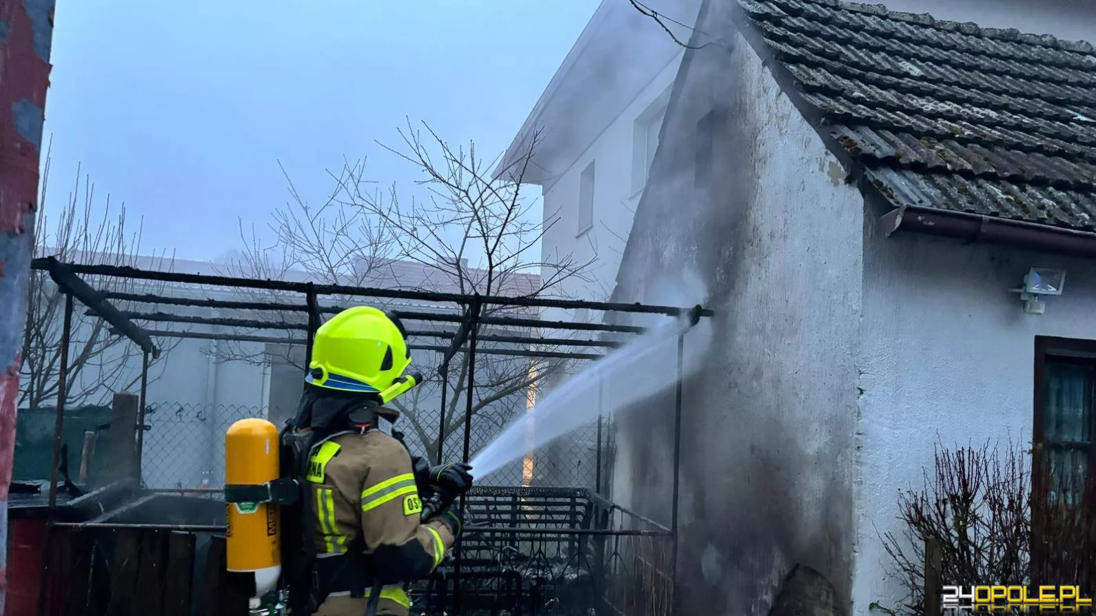 Pożar wiaty śmietnikowej w Niwkach. Czujność sąsiadów zapobiegła większym stratom