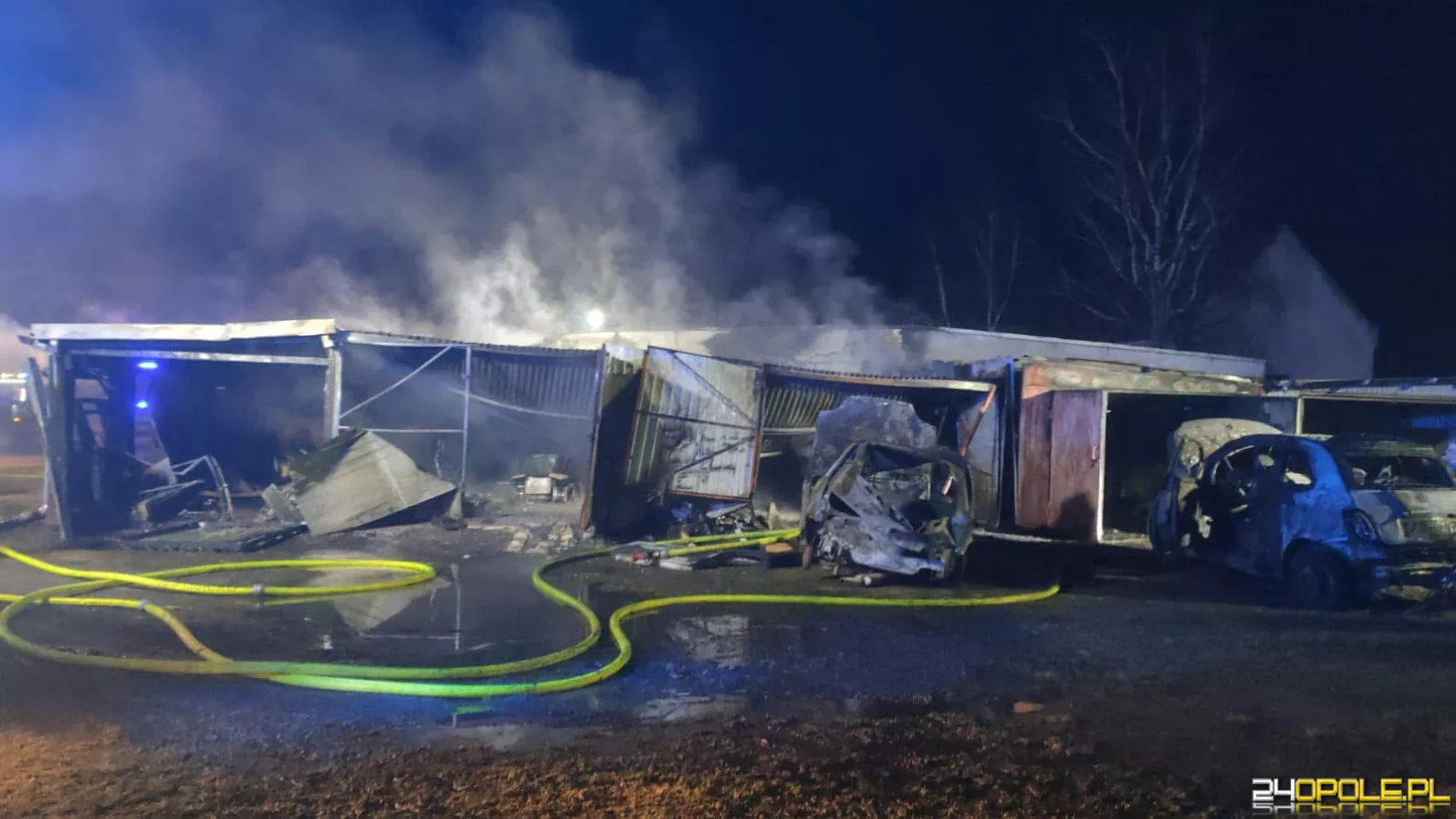 Kompleks garażu stanął w ogniu. Heroiczna walka z żywiołem w Izbicku