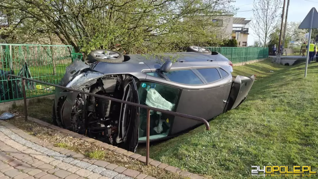 Zderzenie dwóch samochodów w Skałągach. Jedna osoba trafiła do szpitala