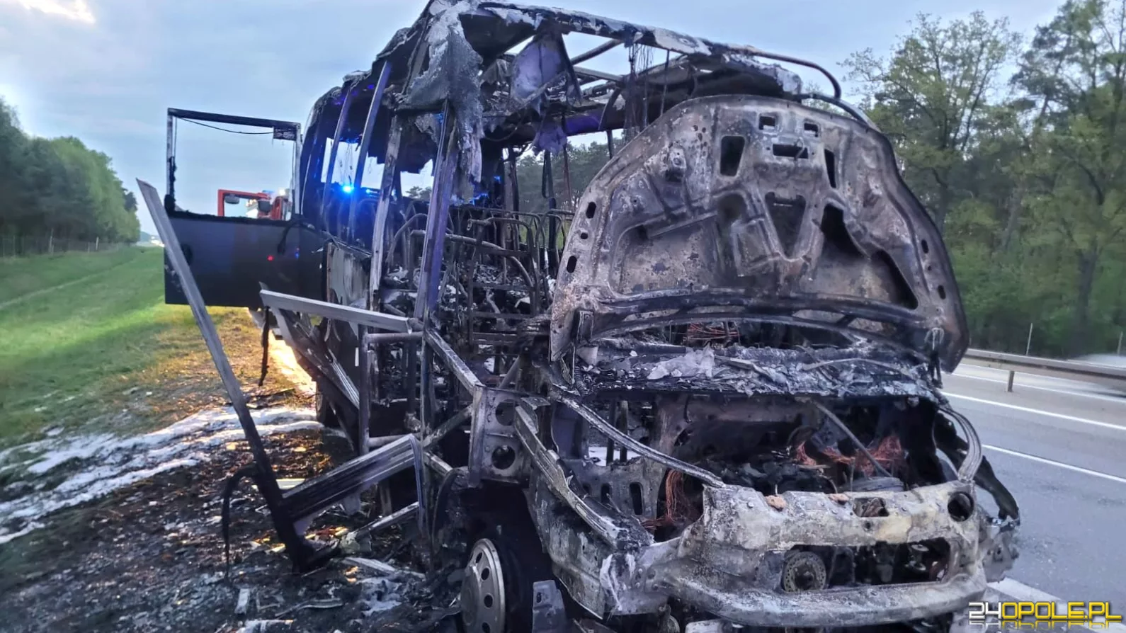 Autobus przewożący młodzież doszczętnie spłonął na A4
