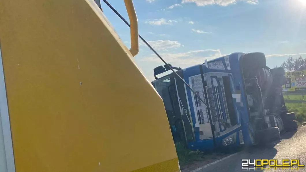 Utrudnienia w ruchu drogowym pod Nysą. Trwa wyciąganie ciężarówki z rowu