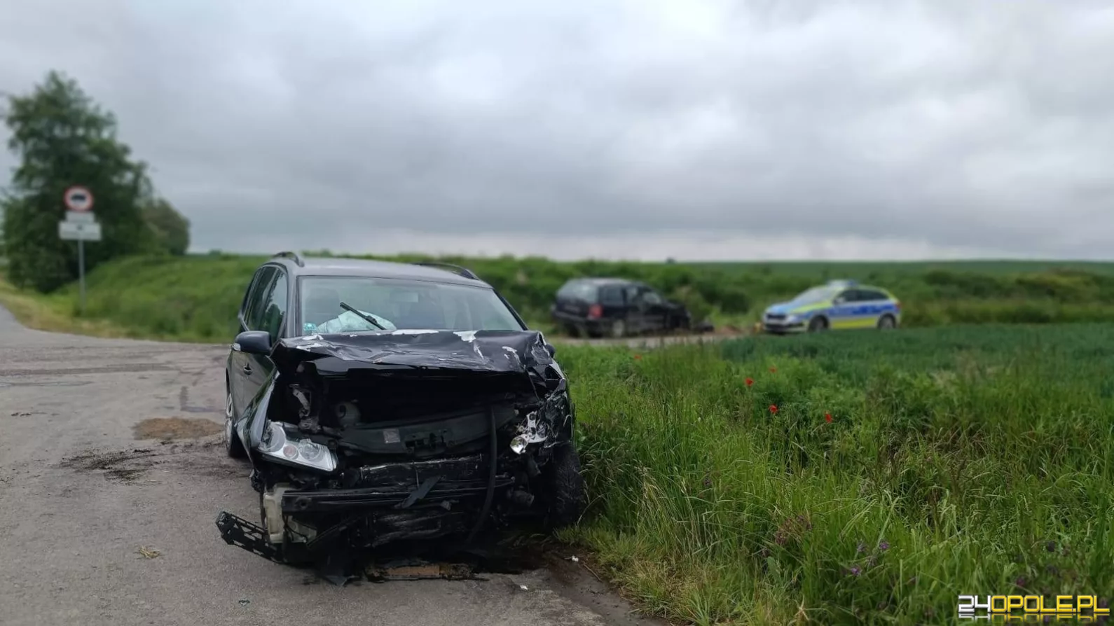 Volkswagen dachował po zderzeniu w Cisku. Jedna osoba trafiła do szpitala