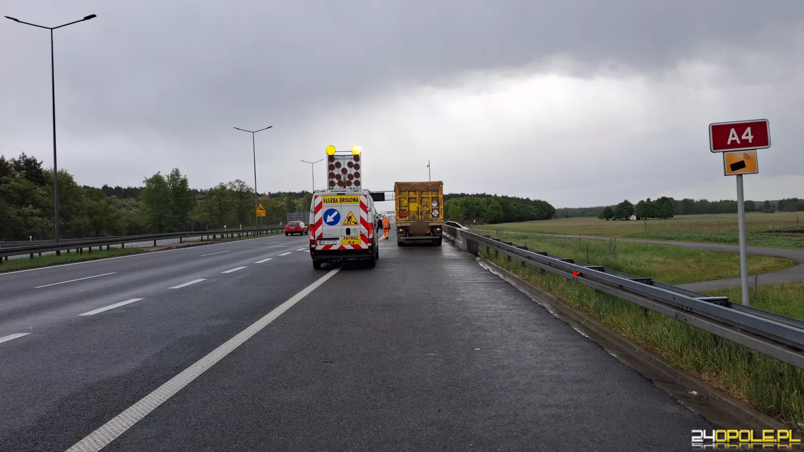 Wyciek substancji niebezpiecznej na autostradzie A4, interweniowały służby
