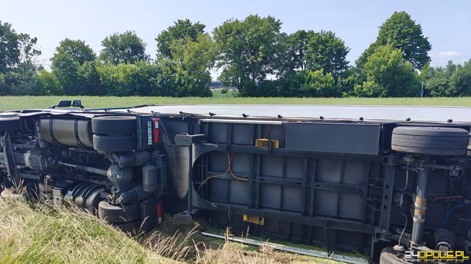 Groźny incydent na obwodnicy Kluczborka - ciężarówka wypadła z drogi