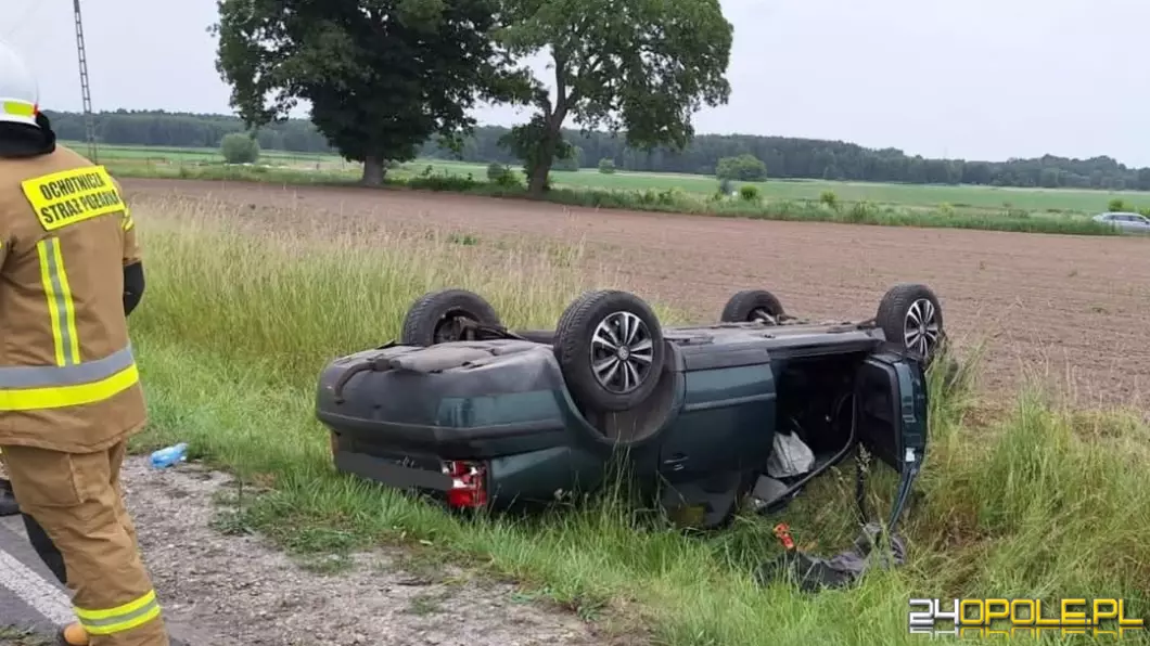 Dachowanie na DW 454. Dwie osoby trafiły do szpitala