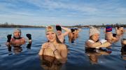 Noworoczne morsowanie na kąpielisku Bolko w Opolu
