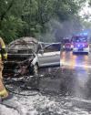 Pożar samochodu na ul. Parkowej w Prószkowie. Jedna osoba podróżowała autem