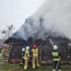Pożar zabytkowego domu w Domaradzkiej Kuźni. W akcji 10 zastępów straży