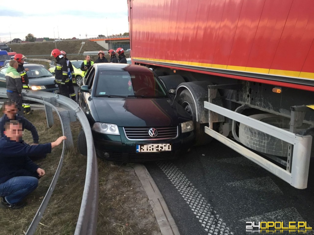 Samochód zderzył się z ciężarówką na obwodnicy Opola