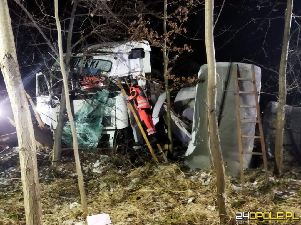 Zderzenie dwóch ciężarówek w powiecie namysłowskim. Jedna