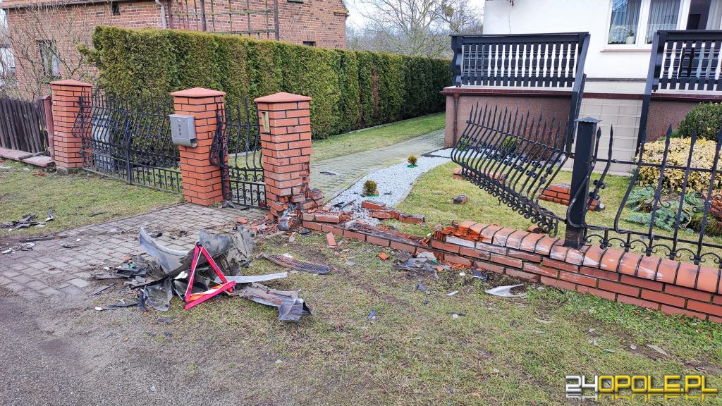 Krasków Samochód wypadł z drogi i wjechał w ogrodzenie posesji