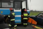 Wypadek osobówki i autobusu szkolnego