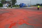 800 litrów farby rozlane na drogę