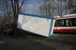 Kontener spadł na autobus