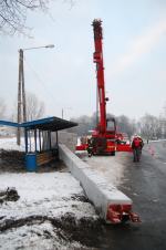 12-metrowy słup spadł z ciężarówki