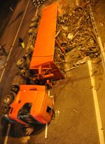 Przewrócona ciężarówka tarasowała autostradę