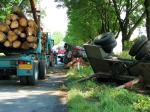 Ciężarówka z drewnem wylądowała w rowie