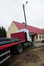 Ciężarówka wjechała w cmentarz w Zawadzie