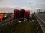 Cysterna przewróciła się na autostradzie